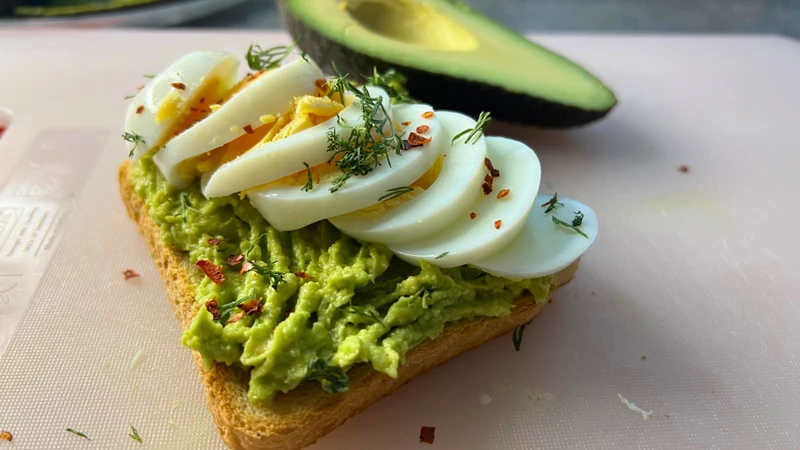 Có thể phết bơ lên bánh mì nguyên cám để hạn chế lượng calo nạp vào dư thừa