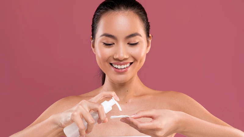 Rửa mặt đúng cách, làm sạch da là bước quan trọng trong quá trình trị mụn