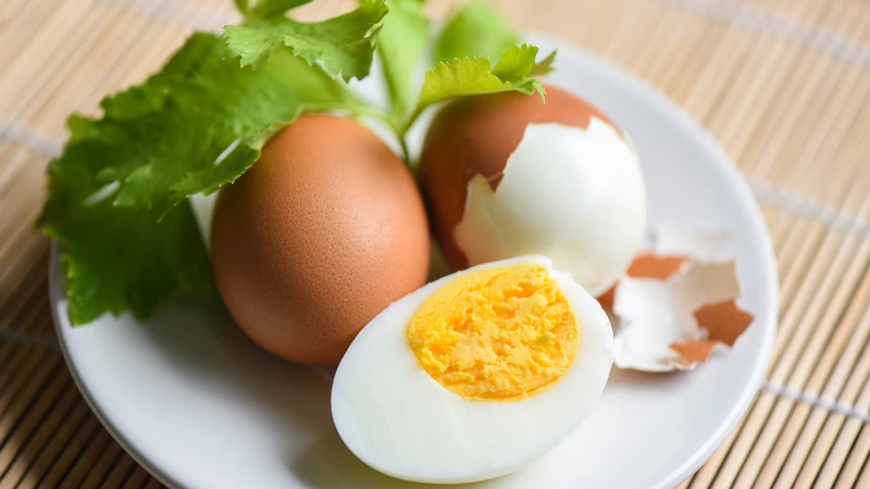 Trứng luộc thường có ít calo và chất béo hơn trứng chiên do không cần sử dụng dầu trong quá trình chế biến