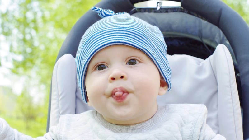 Đội mũ cho bé khi ra ngoài để bảo vệ khỏi gió và lạnh