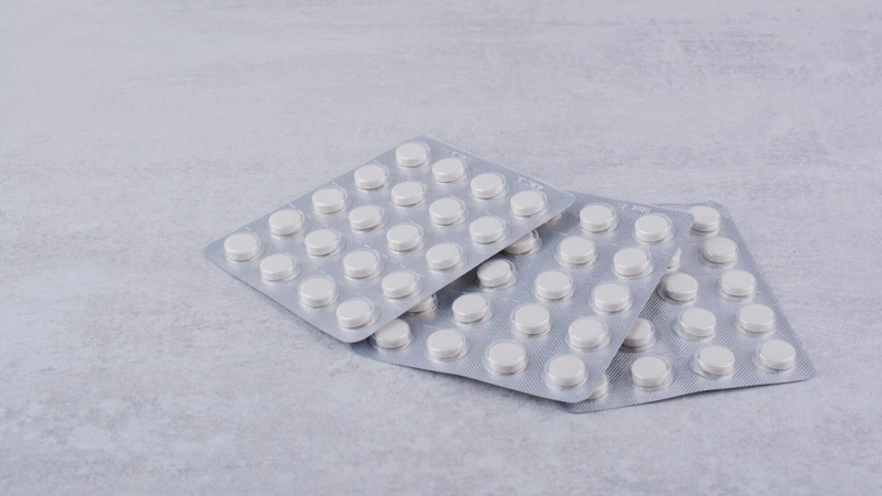 Nếu HBsAg dương tính kéo dài trên 6 tháng, bác sĩ có thể chỉ định thuốc kháng virus như tenofovir hoặc entecavir