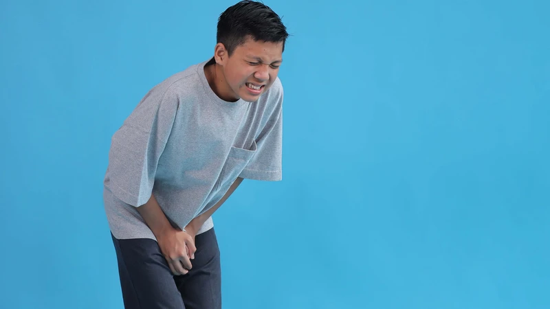 Trong 24 giờ đầu sau khi cắt bao quy đầu, nên giữ vết mổ khô ráo và quấn băng ép nhẹ để cầm máu
