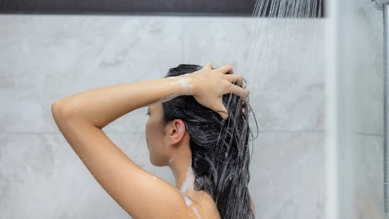 So sánh lợi ích tắm buổi sáng và buổi tối