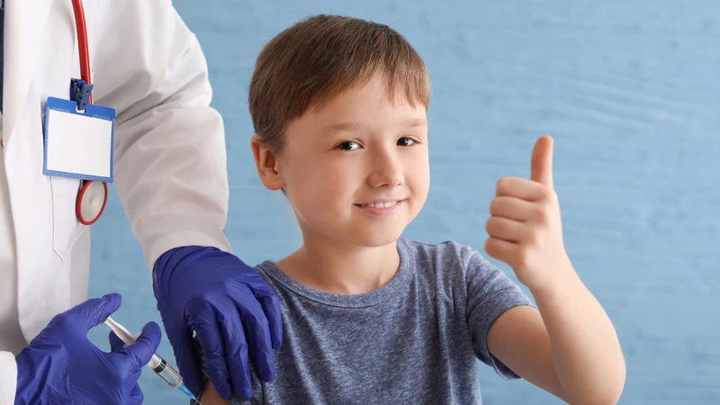 Tiêm vào buổi chiều có thể phù hợp với một số trẻ vì phụ huynh có thêm thời gian theo dõi phản ứng sau tiêm trong ngày