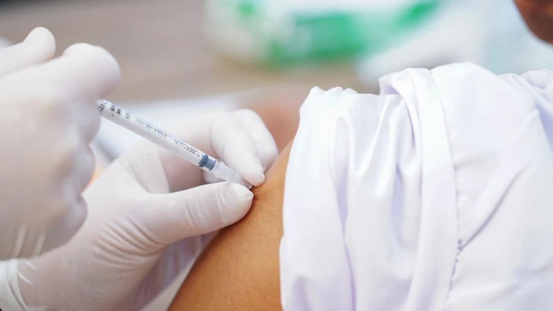Sau khi tiêm phòng và theo dõi sau tiêm 30 phút tại cơ sở tiêm chủng