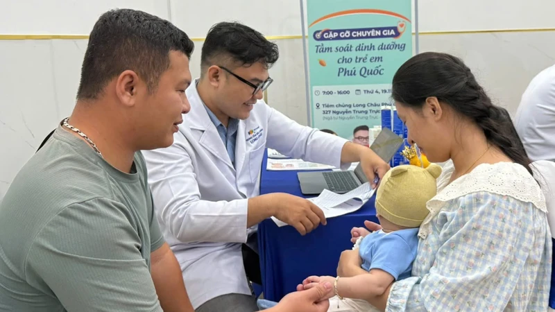Bác sĩ sẽ khám sàng lọc để đánh giá tình trạng sức khỏe trước khi tiêm
