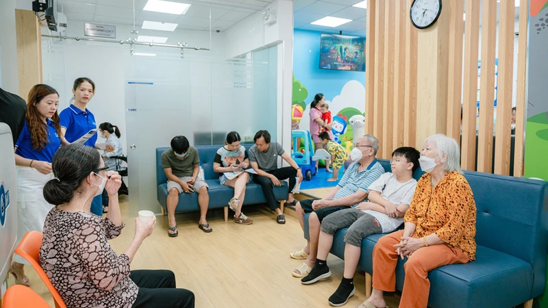 Người tiêm nên ở lại theo dõi tại cơ sở y tế trong 30 phút để phát hiện sớm phản ứng bất thường
