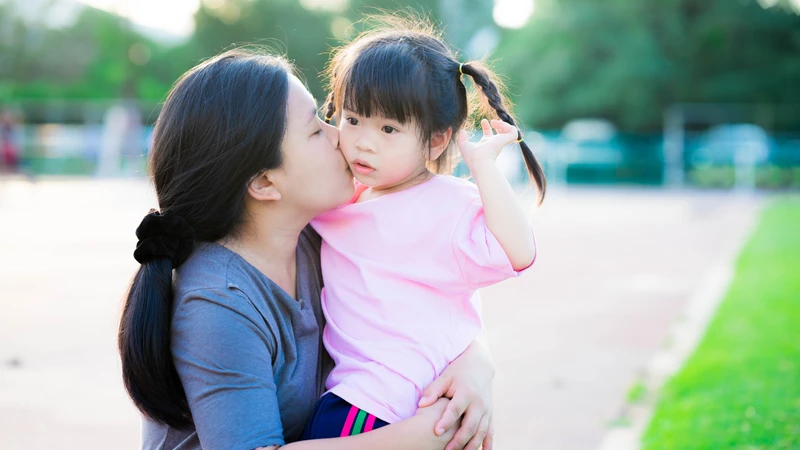 Hôn hoặc tiếp xúc gần với người mang vi khuẩn có thể làm tăng nguy cơ lây truyền não mô cầu qua nước bọt