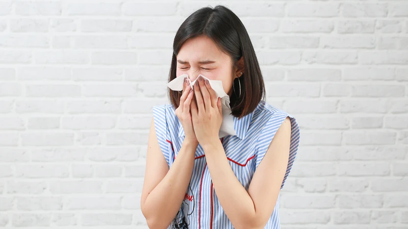 Não mô cầu cũng có thể lây khi một người tiếp xúc gần với nước bọt hoặc dịch tiết mũi họng của người mang vi khuẩn
