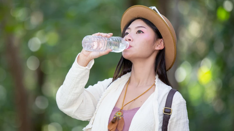 Để trả lời câu hỏi nên uống nước khoáng hay nước tinh khiết, cần dựa vào nhu cầu của từng người