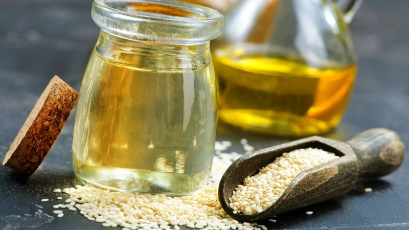 Người dị ứng mè hoặc dễ sặc cần thận trọng khi ngậm dầu mè