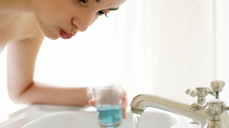 Ngậm nước súc miệng chuyên dụng cũng là lựa chọn phổ biến để chăm sóc răng miệng