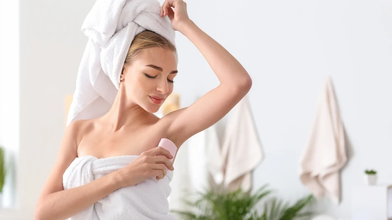 Sử dụng sản phẩm khử mùi là một trong những cách ngăn mồ hôi nách ướt áo tại nhà