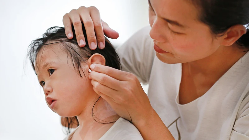 Đưa dụng cụ vào sâu có thể làm tổn thương vùng da bên trong tai của trẻ