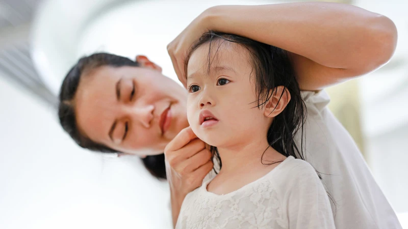 Ngoáy tai cho bé bị chảy máu có sao không? Cha mẹ nên ngừng tác động vào tai và theo dõi biểu hiện của trẻ