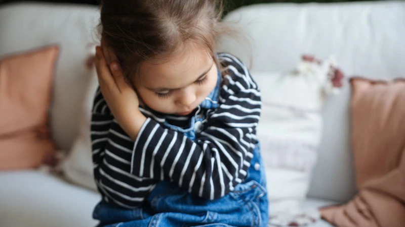 Đau nhiều, chảy máu kéo dài hoặc nghe kém là những dấu hiệu cha mẹ nên đưa trẻ đi khám