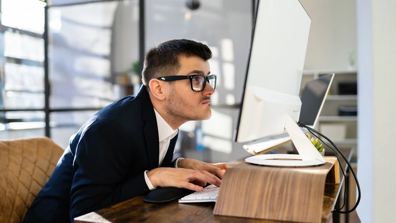 Ngồi sai tư thế lâu ngày có thể gây căng cơ