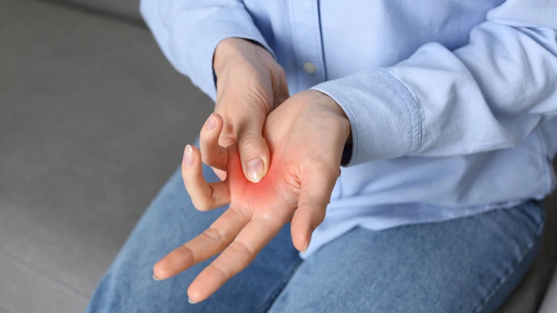 Đau nhức vùng gốc ngón tay là một triệu chứng của ngón tay cò súng
