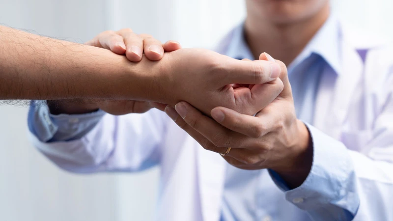 Thăm khám sớm giúp xác định nguyên nhân và có hướng theo dõi phù hợp khi phát hiện bất thường ở đầu ngón tay