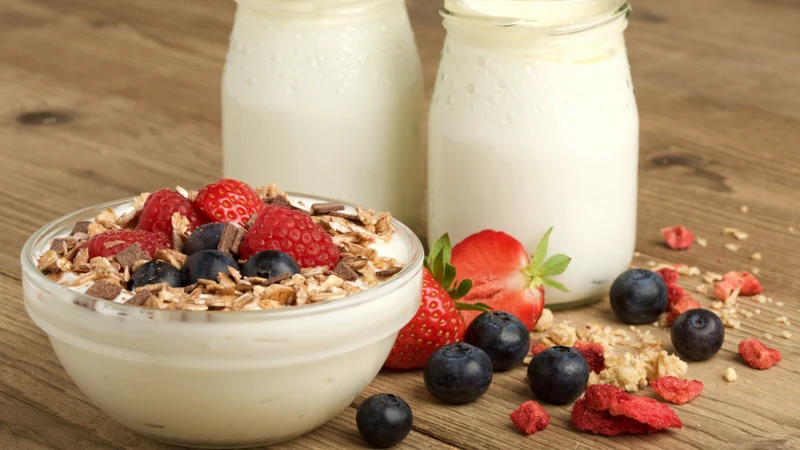 Người cần tăng cân nên ưu tiên các loại ngũ cốc có năng lượng cao như granola hoặc ngũ cốc kết hợp với các loại hạt, trái cây khô