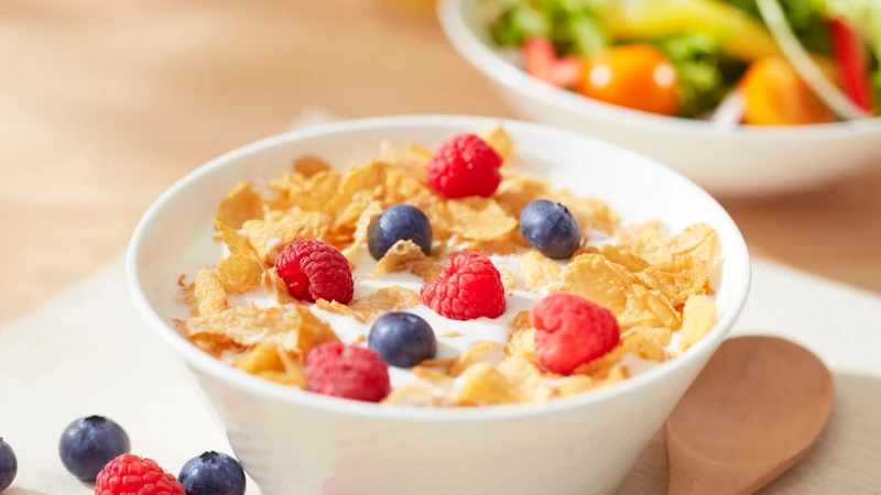 Kết hợp ngũ cốc với nguồn protein, trái cây và các loại hạt giúp bữa ăn đa dạng hơn