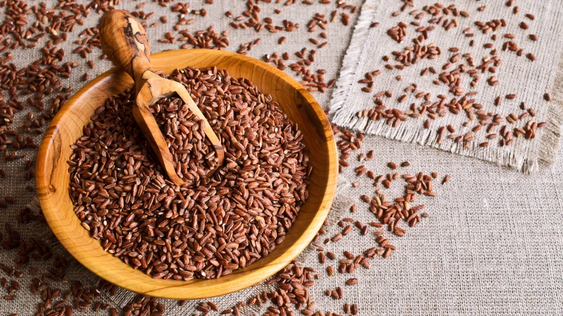 Gạo lứt là nguồn carbohydrate phức hợp giúp cung cấp năng lượng bền vững cho cơ thể