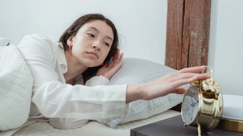 Dị ứng hoặc kích ứng có thể khiến vùng mắt sưng sau khi ngủ dậy