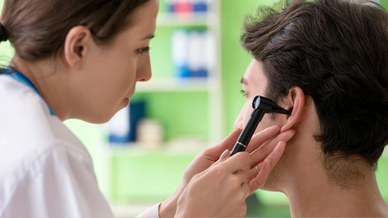 Ù tai kéo dài hoặc tái diễn nhiều lần nên được khám tai mũi họng
