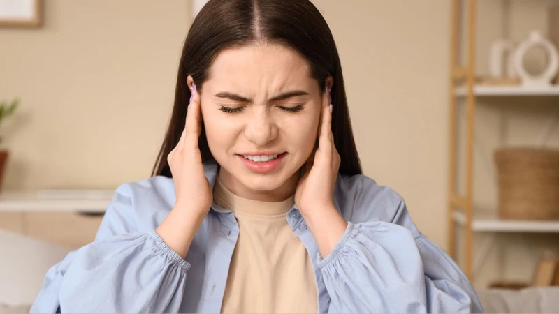 Ù tai kèm giảm thính lực đột ngột cần được kiểm tra càng sớm càng tốt