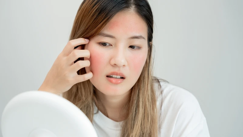 Đến gặp bác sĩ nếu tình trạng sưng mặt đi kèm các dấu hiệu như đau, đỏ, phù nhiều