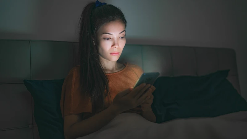 Tránh sử dụng điện thoại, máy tính hay xem tivi sát giờ đi ngủ