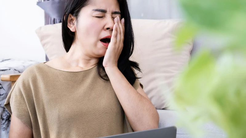 Ngủ quá lâu nhưng chất lượng giấc ngủ kém có thể khiến cơ thể vẫn cảm thấy mệt mỏi, uể oải sau khi thức dậy
