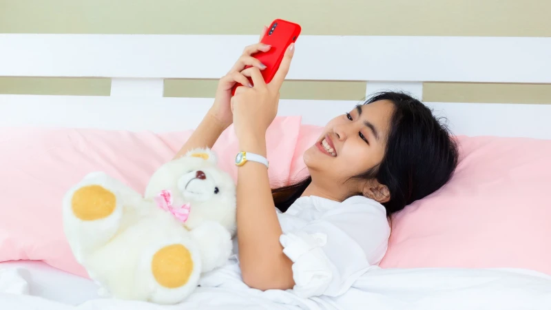 Để xây dựng thói quen ngủ trước 11 giờ, bạn nên hạn chế thiết bị điện tử vào buổi tối
