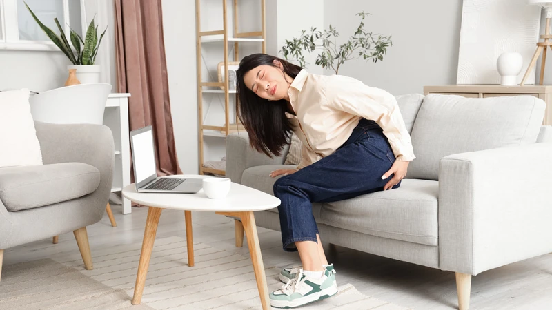 Hạn chế ngồi lâu giúp giảm áp lực lên vùng hậu môn, giảm kích ứng da và hạn chế gia tăng cơn ngứa ở người bị trĩ