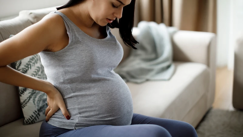 Khi ngứa hậu môn liên quan đến táo bón hoặc trĩ, mẹ bầu thường cảm thấy khó chịu rõ hơn trong lúc đi đại tiện