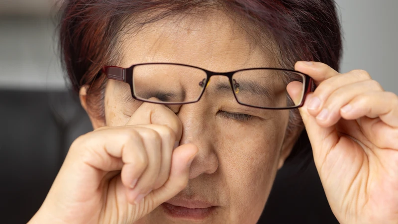 Ngứa khóe mắt có thể là dấu hiệu kích ứng hoặc bệnh lý nhẹ