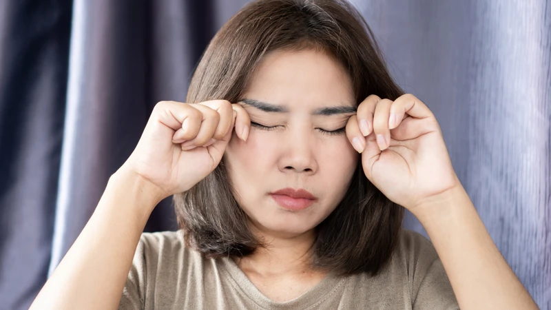 Vì sao ngứa khóe mắt có thể liên quan môi trường và bệnh mắt?