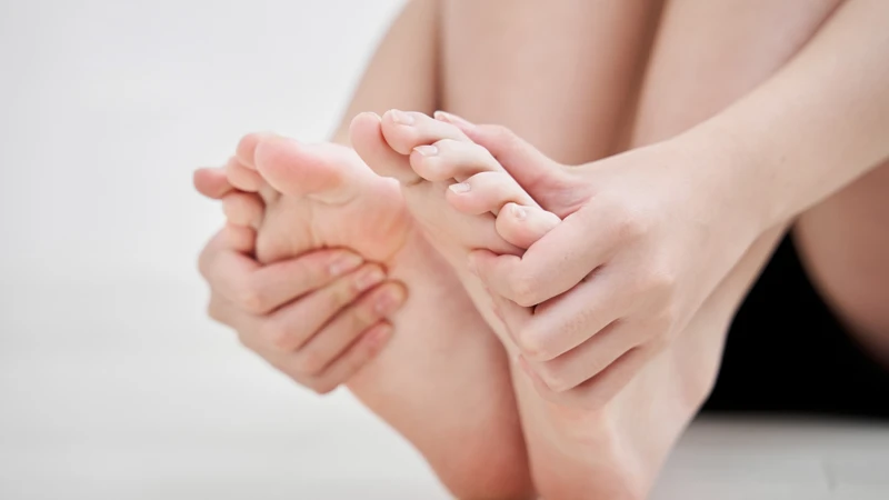 Ngứa lòng bàn chân có đáng lo không? Trên thực tế, phần lớn các trường hợp chỉ xuất phát từ nguyên nhân ngoài da như viêm da, dị ứng, khô da hoặc nấm da chân