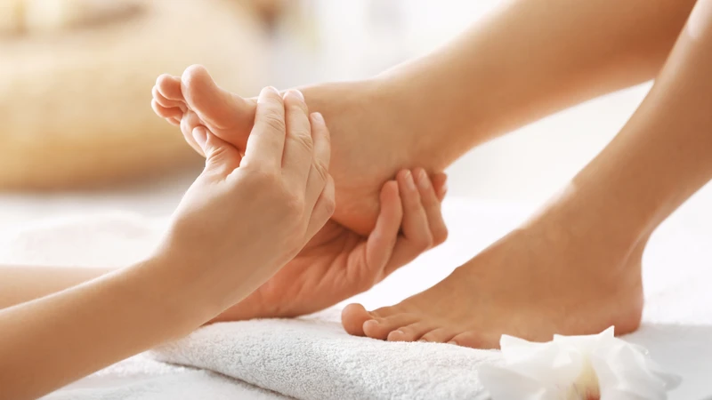 Thoa kem dưỡng ẩm tự nhiên giúp làm mềm da, giảm khô và ngứa