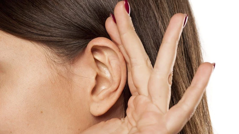 Ngứa tai trái kèm đỏ hoặc đau có thể cho thấy tai đang bị viêm và cần kiểm tra sớm
