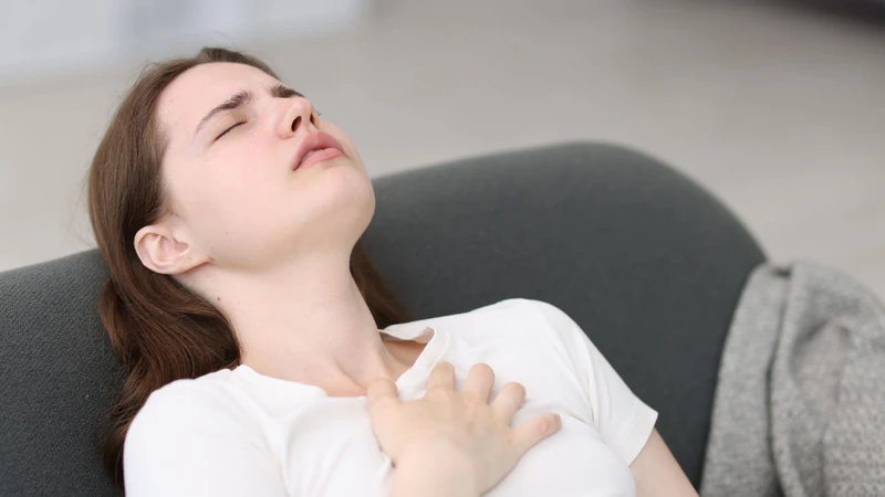 Xuất hiện khối cứng ở ngực gây đau kéo dài là một dấu hiệu bất thường