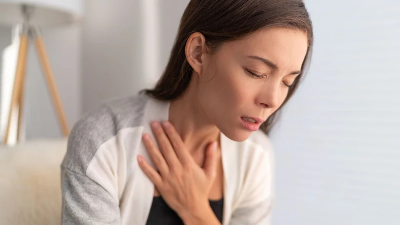 Khó thở dữ dội sau khi hít phải mùi thuốc sâu là dấu hiệu cảnh báo ngộ độc cấp tính