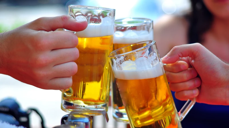 Bong gân nên tránh rượu bia để không làm chậm quá trình phục hồi