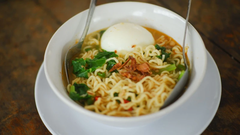 Bạn nên kết hợp thêm rau xanh và trứng vào mì tôm để cân bằng dinh dưỡng