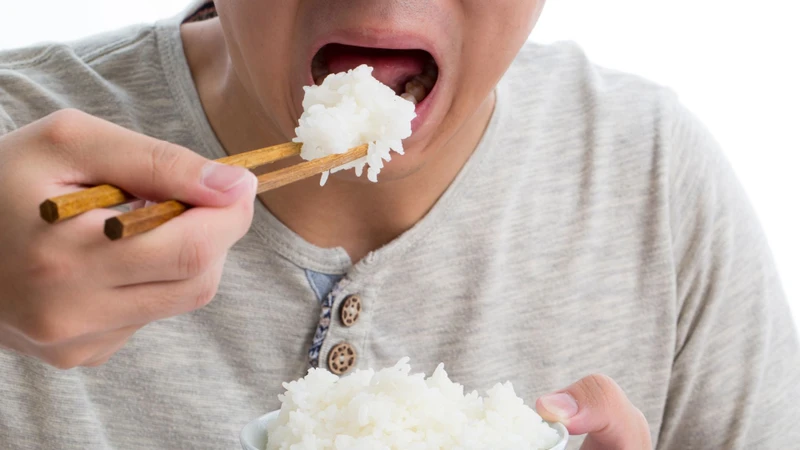 Ăn quá nhiều cơm trắng làm tăng đường huyết nhanh, kích thích gan tổng hợp triglyceride, dẫn đến rối loạn mỡ máu