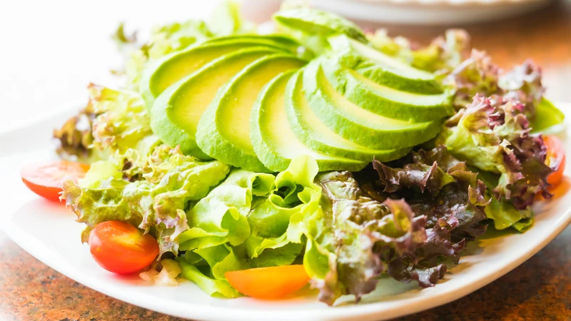 Ăn bơ cùng thực phẩm giàu chất xơ và protein để cân bằng dinh dưỡng