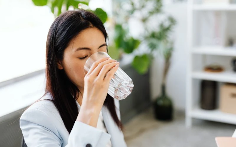 Người bệnh nên uống nhiều nước để giúp duy trì độ ẩm và cải thiện tình trạng viêm da tiết bã