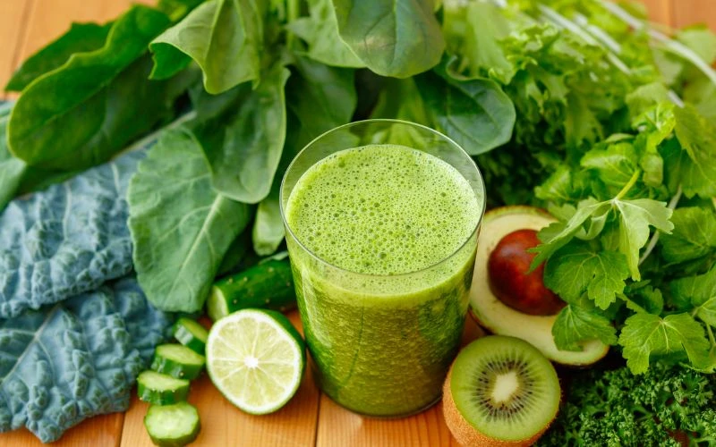 Rau xanh là một trong những câu trả lời cho câu hỏi "người bị viêm da tiết bã nên ăn gì?"