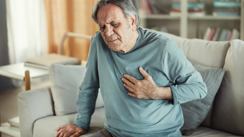 Người cao tuổi nhạy cảm, cần quan sát phản ứng và ngưng dùng đồ uống nếu đầy bụng tim nhanh