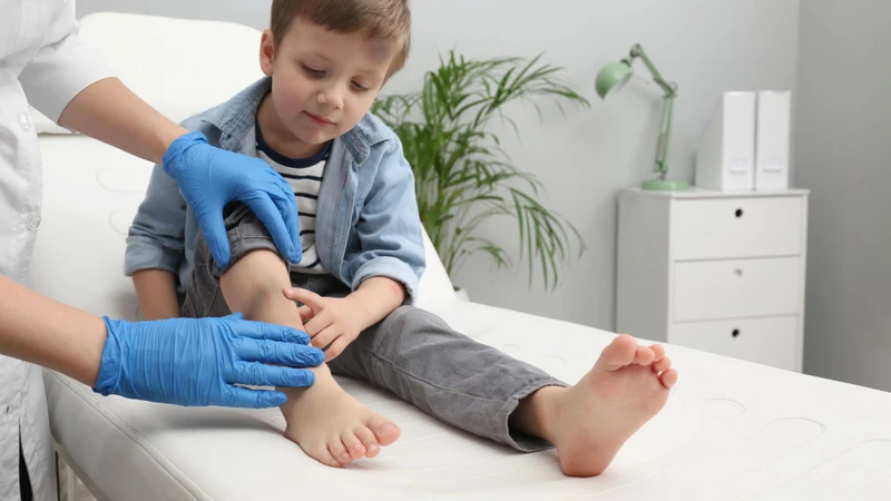Khi xuất hiện nhiều vết bầm tím bất thường, hãy đi khám sớm để được chẩn đoán kịp thời